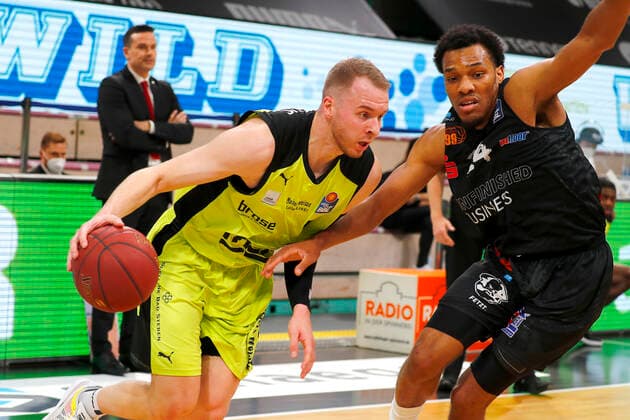 24. Spieltag der easyCredit BBL Basketball Bundesliga am 21.Maerz 2021in der Oberfrankenhalle in Bayreuth Bayern Deutschland Saison 2020-2021 Medi Bayreuth gegen NINERS Chemnitz Osvaldas Olisevicius (Medi Bayreuth 31) links George King (NINERS Chemnitz 24) rechts