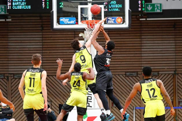 24. Spieltag der easyCredit BBL Basketball Bundesliga am 21.Maerz 2021in der Oberfrankenhalle in Bayreuth Bayern Deutschland Saison 2020-2021 Medi Bayreuth gegen NINERS Chemnitz Kay Bruhnke (Medi Bayreuth 9) links Joseph Lawson III (NINERS Chemnitz 31) rechts