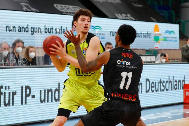 24. Spieltag der easyCredit BBL Basketball Bundesliga am 21.Maerz 2021in der Oberfrankenhalle in Bayreuth Bayern Deutschland Saison 2020-2021 Medi Bayreuth gegen NINERS Chemnitz Kay Bruhnke (Medi Bayreuth 9) links Isiaha Mike (NINERS Chemnitz 11) rechts