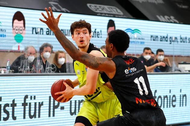 24. Spieltag der easyCredit BBL Basketball Bundesliga am 21.Maerz 2021in der Oberfrankenhalle in Bayreuth Bayern Deutschland Saison 2020-2021 Medi Bayreuth gegen NINERS Chemnitz Kay Bruhnke (Medi Bayreuth 9) rechts Isiaha Mike (NINERS Chemnitz 11) links