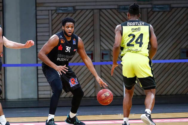 24. Spieltag der easyCredit BBL Basketball Bundesliga am 21.Maerz 2021in der Oberfrankenhalle in Bayreuth Bayern Deutschland Saison 2020-2021 Medi Bayreuth gegen NINERS Chemnitz Frank Bartley (Medi Bayreuth 24) rechts Joseph Lawson III (NINERS Chemnitz 31) links