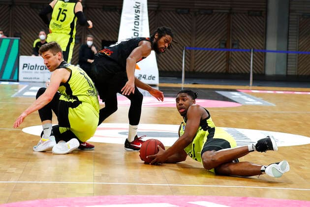 24. Spieltag der easyCredit BBL Basketball Bundesliga am 21.Maerz 2021in der Oberfrankenhalle in Bayreuth Bayern Deutschland Saison 2020-2021 Medi Bayreuth gegen NINERS Chemnitz Andreas Seiferth (Medi Bayreuth 11) links Frank Bartley (Medi Bayreuth 24) rechts Marcus Thornton (NINERS Chemnitz 15) mitte