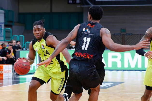 24. Spieltag der easyCredit BBL Basketball Bundesliga am 21.Maerz 2021in der Oberfrankenhalle in Bayreuth Bayern Deutschland Saison 2020-2021 Medi Bayreuth gegen NINERS Chemnitz Frank Bartley (Medi Bayreuth 24) links Isiaha Mike (NINERS Chemnitz 11) rechts