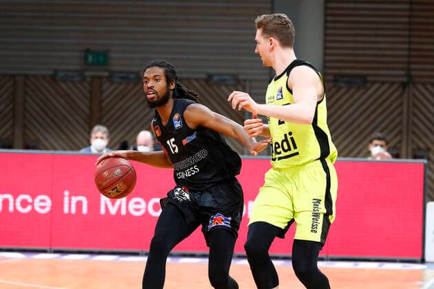 24. Spieltag der easyCredit BBL Basketball Bundesliga am 21.Maerz 2021in der Oberfrankenhalle in Bayreuth Bayern Deutschland Saison 2020-2021 Medi Bayreuth gegen NINERS Chemnitz David Walker (Medi Bayreuth23) rechts Marcus Thornton (NINERS Chemnitz 15) links