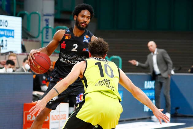 24. Spieltag der easyCredit BBL Basketball Bundesliga am 21.Maerz 2021in der Oberfrankenhalle in Bayreuth Bayern Deutschland Saison 2020-2021 Medi Bayreuth gegen NINERS Chemnitz Bastian Doreth (Medi Bayreuth 10) rechts Terrell Harris (NINERS Chemnitz 2) links