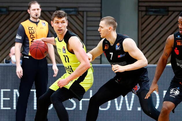 24. Spieltag der easyCredit BBL Basketball Bundesliga am 21.Maerz 2021in der Oberfrankenhalle in Bayreuth Bayern Deutschland Saison 2020-2021 Medi Bayreuth gegen NINERS Chemnitz Andreas Seiferth (Medi Bayreuth 11) links Jonas Richter (NINERS Chemnitz 7) rechts