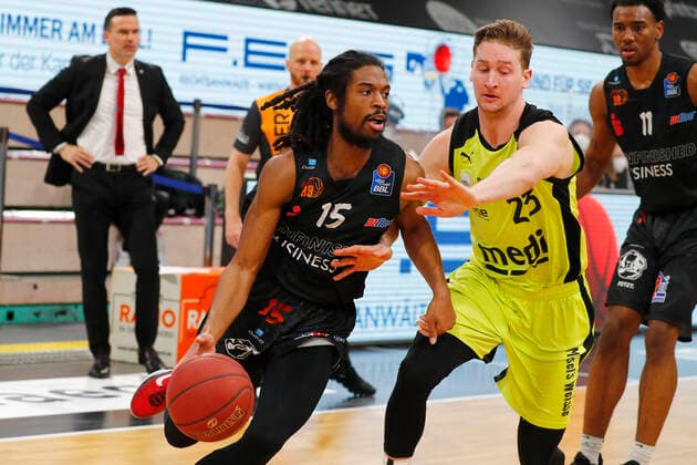 24. Spieltag der easyCredit BBL Basketball Bundesliga am 21.Maerz 2021in der Oberfrankenhalle in Bayreuth Bayern Deutschland Saison 2020-2021 Medi Bayreuth gegen NINERS Chemnitz David Walker (Medi Bayreuth23) rechts Marcus Thornton (NINERS Chemnitz 15) links