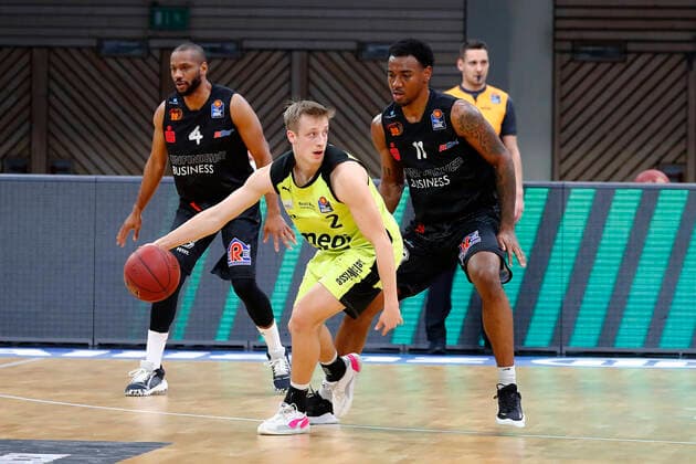 24. Spieltag der easyCredit BBL Basketball Bundesliga am 21.Maerz 2021in der Oberfrankenhalle in Bayreuth Bayern Deutschland Saison 2020-2021 Medi Bayreuth gegen NINERS Chemnitz Nico Wenzl (Medi Bayreuth 2) links Isiaha Mike (NINERS Chemnitz 11) rechts