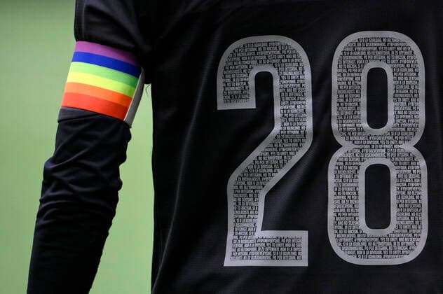 Kapitänsbinde in Regenbogenfarben, Fabian Lustenberger, YB, BSC Young Boys - FC Zürich, Super League, Fussball, 21.03.2021