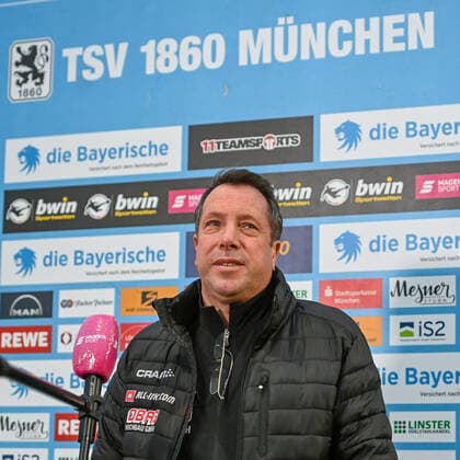 Trainer Markus Kauczinski (Dynamo Dresden, SGD) beim Interview, TV, Fernsehen, Mikrofon Einzelbild, Aktion, Action Porträt, Portrait, 22.03.2021, München (Deutschland), Fussball, 3. Liga, TSV 1860 München - SG Dynamo Dresden, DFB DFL REGULATIONS PROHIBIT ANY USE OF PHOTOGRAPHS AS IMAGE SEQUENCES AND OR QUASI-VIDEO.