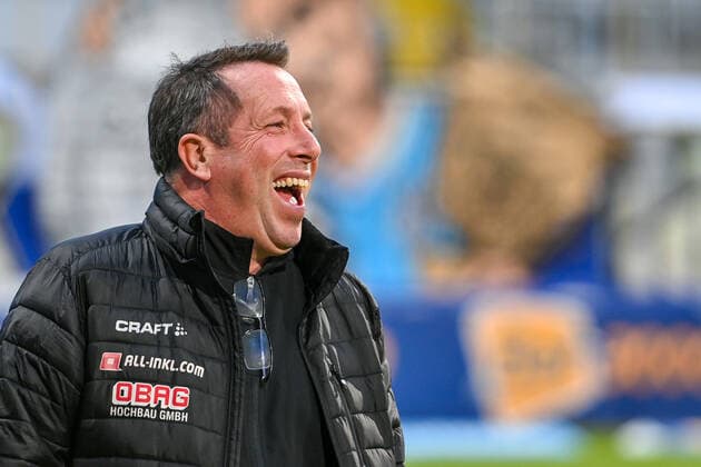 Trainer Markus Kauczinski (Dynamo Dresden, SGD) lachend, Freude, freundlich, fröhlich, strahlend, optimistisch, Einzelbild, Aktion, Action, 22.03.2021, München (Deutschland), Fussball, 3. Liga, TSV 1860 München - SG Dynamo Dresden, DFB DFL REGULATIONS PROHIBIT ANY USE OF PHOTOGRAPHS AS IMAGE SEQUENCES AND OR QUASI-VIDEO.