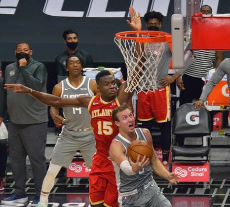 Sport Bilder des Tages Los Angeles Clippers forward Luke Kennard scores on a layup past Atlanta Hawks center Clint Capela during the fourth quarter at Staples Center in Los Angeles on Monday, March 22, 2021. The Clippers defeated the Hawks 119-110 with the comeback victory.  LAP2021032210 JIMxRUYMEN
