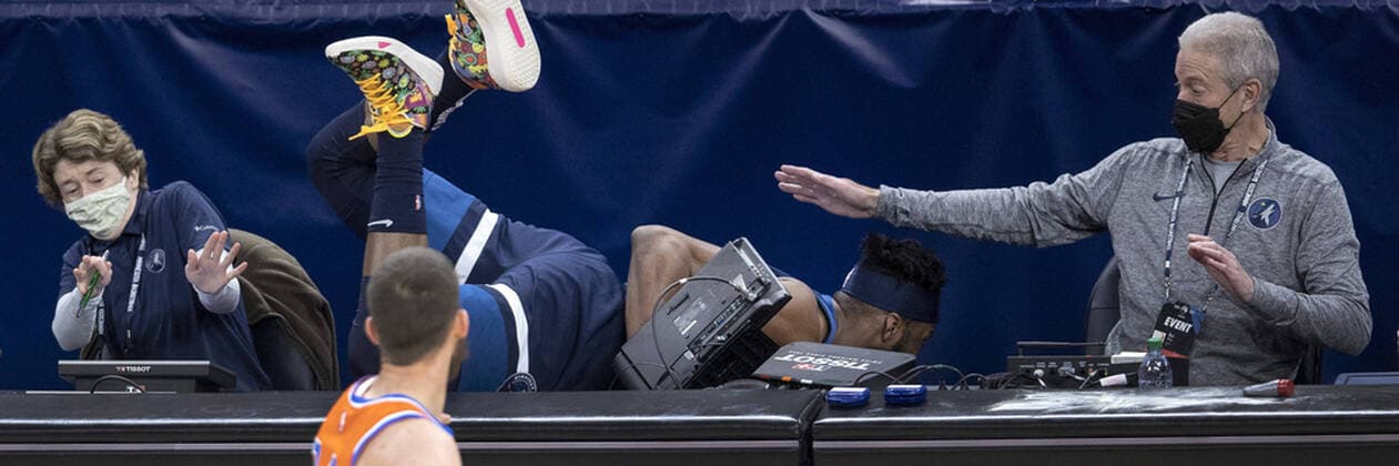 Sport Themen der Woche KW12 Sport Bilder des Tages March 22, 2021, Minneapolis, MN, United States: Josh Okogie (20) of the Minnesota Timberwolves falls into the scorer s table in the second quarter on March 22, 2021 at the Target Center in Minneapolis. Minneapolis United States - ZUMAm67_ 0115792002st Copyright: xCarlosxGonzalezx