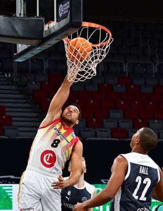 BAMBERG 23.03.2021 --- Basketball ---- Saison 2020-21 --- Basketball Championsleague --- Brose Bamberg - Casademont Zaragoza - - - Elias Harris (8, Casademont Zaragoza) mit Dunk gegen Devon Hall (22, Brose Bamberg) und Shevon Thompson (27, Brose Bamberg) --- Foto: Hans-Martin Issler isslerimages ---- Brose Bamberg - Casademont Zaragoza