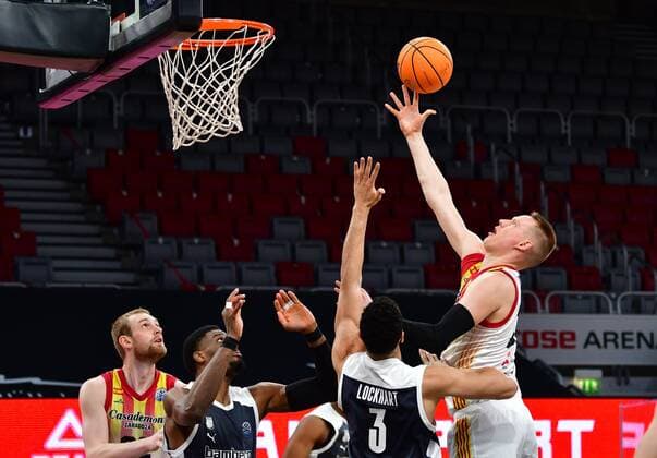 BAMBERG 23.03.2021 --- Basketball ---- Saison 2020-21 --- Basketball Championsleague --- Brose Bamberg - Casademont Zaragoza - - - Robin Benzing (12, Casademont Zaragoza) wirft gegen Dominic Lockhart (3, Brose Bamberg) und Shevon Thompson (27, Brose Bamberg) --- Foto: Hans-Martin Issler isslerimages ---- Brose Bamberg - Casademont Zaragoza