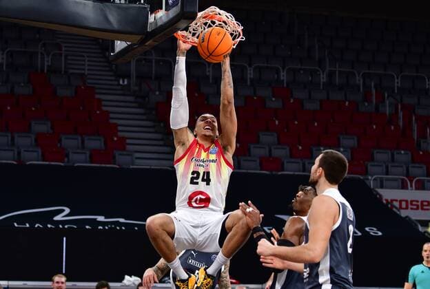 Sport Themen der Woche KW12 Sport Bilder des Tages BAMBERG 23.03.2021 --- Basketball ---- Saison 2020-21 --- Basketball Championsleague --- Brose Bamberg - Casademont Zaragoza - - - Jacob Wiley (24, Casademont Zaragoza) mit Dunk gegen Chase Fieler (20, Brose Bamberg) und Shevon Thompson (27, Brose Bamberg) --- Foto: Hans-Martin Issler isslerimages ---- Brose Bamberg - Casademont Zaragoza