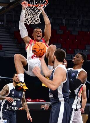 BAMBERG 23.03.2021 --- Basketball ---- Saison 2020-21 --- Basketball Championsleague --- Brose Bamberg - Casademont Zaragoza - - - Jacob Wiley (24, Casademont Zaragoza) mit Dunk gegen Chase Fieler (20, Brose Bamberg) und Shevon Thompson (27, Brose Bamberg) --- Foto: Hans-Martin Issler isslerimages ---- Brose Bamberg - Casademont Zaragoza