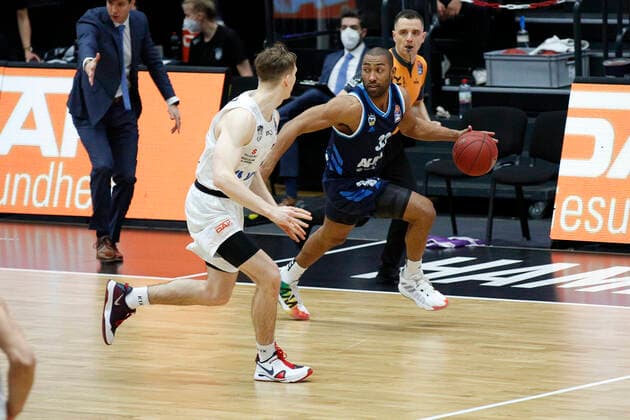 BBL easyCredit Basketball Bundesliga Saison 2020 2021 8. Spieltag am Dienstag, 23. Maerz 2021 in der edel-optics.de Arena in Hamburg: Hamburg Towers - Alba Berlin v.l. Justus Hollatz ( Towers ), Jayson Granger ( Berlin ) Hamburg Towers - Alba Berlin
