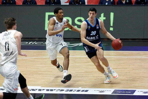 BBL easyCredit Basketball Bundesliga Saison 2020 2021 8. Spieltag am Dienstag, 23. Maerz 2021 in der edel-optics.de Arena in Hamburg: Hamburg Towers - Alba Berlin v.l. Kameron Taylor ( Towers ), Simone Fontecchio ( Berlin ) Hamburg Towers - Alba Berlin