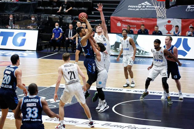 BBL easyCredit Basketball Bundesliga Saison 2020 2021 8. Spieltag am Dienstag, 23. Maerz 2021 in der edel-optics.de Arena in Hamburg: Hamburg Towers - Alba Berlin v.l. Johannes Thiemann ( Berlin ), Max DiLeo ( Towers ), Maik Kotsar ( Towers ) Hamburg Towers - Alba Berlin