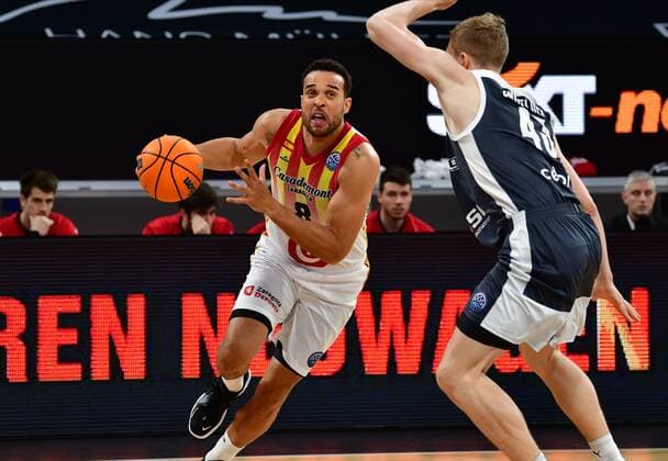 BAMBERG 23.03.2021 --- Basketball ---- Saison 2020-21 --- Basketball Championsleague --- Brose Bamberg - Casademont Zaragoza - - - Elias Harris (8, Casademont Zaragoza) zieht zum Korb gegen Christian Sengfelder (43, Brose Bamberg) --- Foto: Hans-Martin Issler isslerimages ---- Brose Bamberg - Casademont Zaragoza
