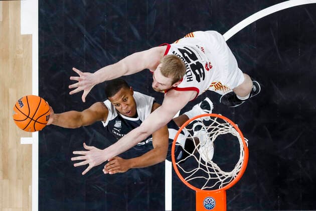 links Devon Hall (Brose Bamberg, 22) rechts 32 Tryggvi Hlinason (Casademont Saragossa) Basketball Champions League 2020 21, Playoffs Spieltag 8, Brose Bamberg - Casademont Saragossa 23.03.2021, Bamberg, Brose Arena - Copyright: DanielxLöb