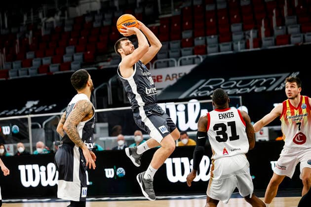 Mitte Chase Fieler (Brose Bamberg, 20) rechts 31 Dylan Ennis (Casademont Saragossa) Basketball Champions League 2020 21, Playoffs Spieltag 8, Brose Bamberg - Casademont Saragossa 23.03.2021, Bamberg, Brose Arena - Copyright: DanielxLöb