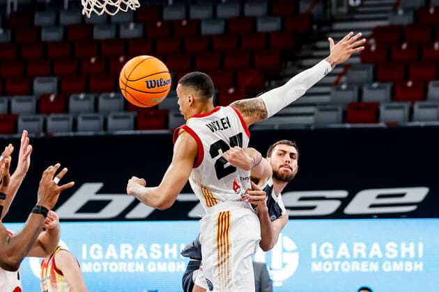 rechts Chase Fieler (Brose Bamberg, 20) links 24 Jacob Wiley (Casademont Saragossa) Basketball Champions League 2020 21, Playoffs Spieltag 8, Brose Bamberg - Casademont Saragossa 23.03.2021, Bamberg, Brose Arena - Copyright: DanielxLöb