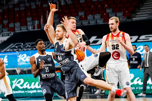 links Christian Sengfelder (Brose Bamberg, 43) Mitte 12 Robin Benzing (Casademont Saragossa) rechts 32 Tryggvi Hlinason (Casademont Saragossa) Basketball Champions League 2020 21, Playoffs Spieltag 8, Brose Bamberg - Casademont Saragossa 23.03.2021, Bamberg, Brose Arena - Copyright: DanielxLöb