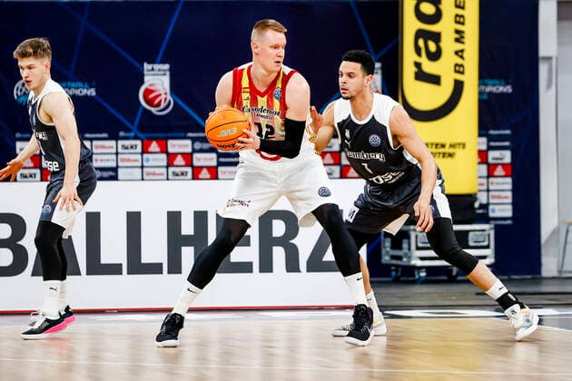 links 12 Robin Benzing (Casademont Saragossa) recht Dominic Lockhart (Brose Bamberg, 03) Basketball Champions League 2020 21, Playoffs Spieltag 8, Brose Bamberg - Casademont Saragossa 23.03.2021, Bamberg, Brose Arena - Copyright: DanielxLöb