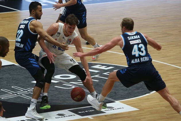 Basketball: Deutschland, 1. Bundesliga, Hamburg Towers - Alba Berlin, Hamburg, 23.03.2021 Johannes Thiemann (Alba, l.) - Maik Kotsar (Towers, r.) Hamburg Germany
