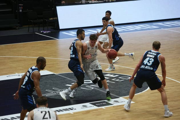Basketball: Deutschland, 1. Bundesliga, Hamburg Towers - Alba Berlin, Hamburg, 23.03.2021 Johannes Thiemann (Alba, l.) - Maik Kotsar (Towers, r.) Hamburg Germany