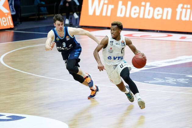 BBL easyCredit Basketball Bundesliga Saison 2020 2021 8. Spieltag am Dienstag, 23. Maerz 2021 in der edel-optics.de Arena in Hamburg: Hamburg Towers - Alba Berlin v.l. Jonas Mattisseck ( Berlin ), TJ Shorts II ( Towers ) Hamburg Towers - Alba Berlin
