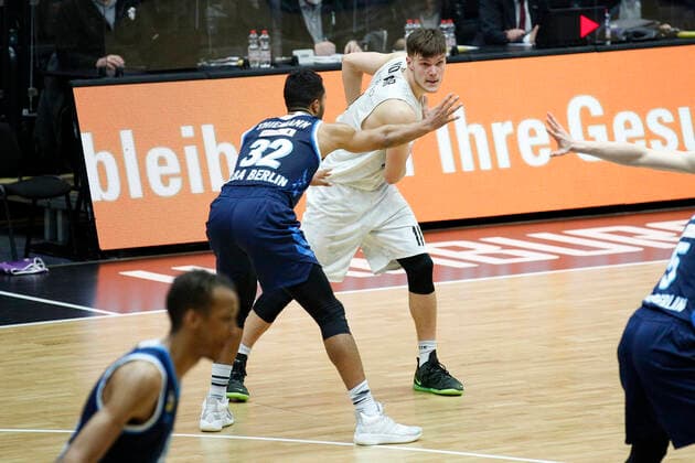 BBL easyCredit Basketball Bundesliga Saison 2020 2021 8. Spieltag am Dienstag, 23. Maerz 2021 in der edel-optics.de Arena in Hamburg: Hamburg Towers - Alba Berlin v.l. Johannes Thiemann ( Berlin ), Maik Kotsar ( Towers ) Hamburg Towers - Alba Berlin