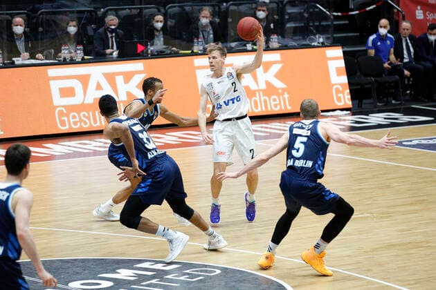 BBL easyCredit Basketball Bundesliga Saison 2020 2021 8. Spieltag am Dienstag, 23. Maerz 2021 in der edel-optics.de Arena in Hamburg: Hamburg Towers - Alba Berlin v.l. Johannes Thiemann ( Berlin ), Louis Olinde ( Berlin ), Jordan Swing ( Towers ), Niels Giffey ( Berlin ) Hamburg Towers - Alba Berlin