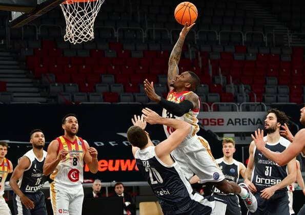 BAMBERG 23.03.2021 --- Basketball ---- Saison 2020-21 --- Basketball Championsleague --- Brose Bamberg - Casademont Zaragoza - - - Dylan Ennis (31, Casademont Zaragoza) wirft gegen Chase Fieler (20, Brose Bamberg), Michele Vitali (31, Brose Bamberg) und Kenneth Ogbe (25, Brose Bamberg) --- Foto: Hans-Martin Issler isslerimages ---- Brose Bamberg - Casademont Zaragoza