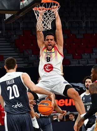 BAMBERG 23.03.2021 --- Basketball ---- Saison 2020-21 --- Basketball Championsleague --- Brose Bamberg - Casademont Zaragoza - - - Elias Harris (8, Casademont Zaragoza) brüllt nach erfolgreichem Dunk gegen Chase Fieler (20, Brose Bamberg) --- Foto: Hans-Martin Issler isslerimages ---- Brose Bamberg - Casademont Zaragoza