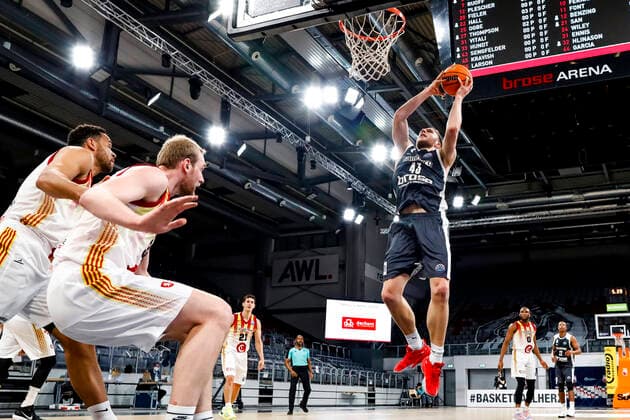 rechts Christian Sengfelder (Brose Bamberg, 43) links 08 Elias Harris (Casademont Saragossa) Basketball Champions League 2020 21, Playoffs Spieltag 8, Brose Bamberg - Casademont Saragossa 23.03.2021, Bamberg, Brose Arena - Copyright: DanielxLöb