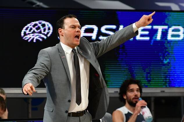 BAMBERG 23.03.2021 --- Basketball ---- Saison 2020-21 --- Basketball Championsleague --- Brose Bamberg - Casademont Zaragoza - - - Headcoach Johan Roijakkers (Brose Bamberg) gibt Anweisung --- Foto: Hans-Martin Issler isslerimages ---- Brose Bamberg - Casademont Zaragoza