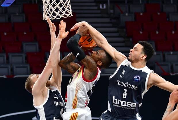 BAMBERG 23.03.2021 --- Basketball ---- Saison 2020-21 --- Basketball Championsleague --- Brose Bamberg - Casademont Zaragoza - - - Dylan Ennis (31, Casademont Zaragoza) wird von Christian Sengfelder (43, Brose Bamberg) und Dominic Lockhart (3, Brose Bamberg) am Wurf gehindert --- Foto: Hans-Martin Issler isslerimages ---- Brose Bamberg - Casademont Zaragoza