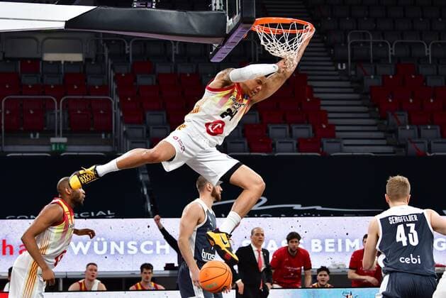 Sport Bilder des Tages BAMBERG 23.03.2021 --- Basketball ---- Saison 2020-21 --- Basketball Championsleague --- Brose Bamberg - Casademont Zaragoza - - - Jacob Wiley (24, Casademont Zaragoza) mit Dunk --- Foto: Hans-Martin Issler isslerimages ---- Brose Bamberg - Casademont Zaragoza