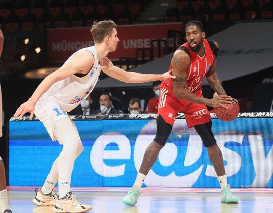 23.03.2021, BBL, FC Bayern Basketball vs Mitteldeutscher BC, Audi Dome, Muenchen, im Bild: Philipp Hartwich (Mitteldeutscher BC) vs Jalen Reynolds (FCB Basketball)