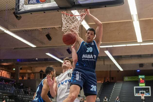 Basketball Hamburg 23.03.2021 Saison 2020 2021 1. Bundesliga BBL Hamburg Towers - Alba Berlin Simone Fontecchio (Alba Berlin, No.20) Maik Kotsar (Hamburg, No.11)