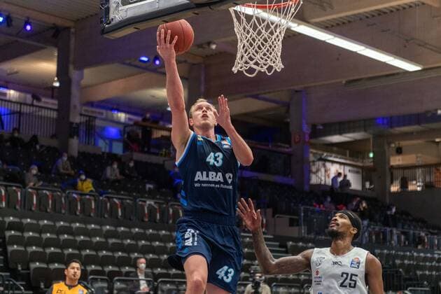 Basketball Hamburg 23.03.2021 Saison 2020 2021 1. Bundesliga BBL Hamburg Towers - Alba Berlin Luke Sikma (Alba Berlin, No.43) Terry Allen (Hamburg, No.25)