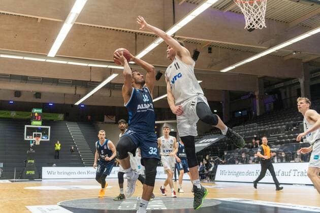 Basketball Hamburg 23.03.2021 Saison 2020 2021 1. Bundesliga BBL Hamburg Towers - Alba Berlin Johannes Thiemann (Alba Berlin, No.32) Maik Kotsar (Hamburg, No.11)