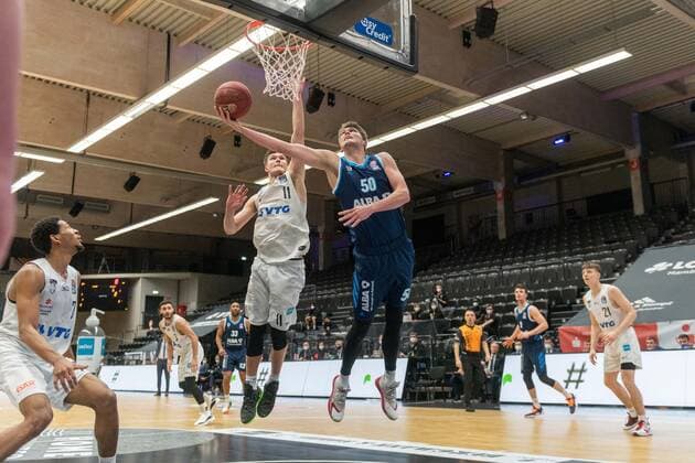 Basketball Hamburg 23.03.2021 Saison 2020 2021 1. Bundesliga BBL Hamburg Towers - Alba Berlin Ben Lammers (Alba Berlin, No.50) Maik Kotsar (Hamburg, No.11)