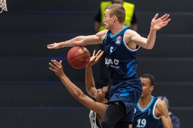 Basketball Hamburg 23.03.2021 Saison 2020 2021 1. Bundesliga BBL Hamburg Towers - Alba Berlin Kameron Taylor (Hamburg, No.07) Niels Giffey (Alba Berlin, No.05)