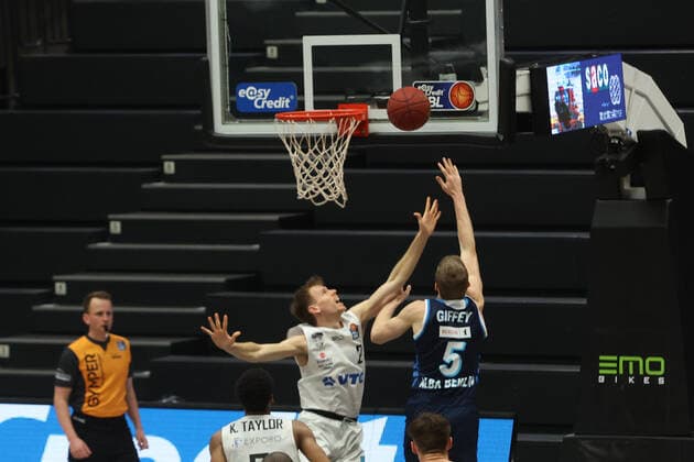 Basketball: Deutschland, 1. Bundesliga, Hamburg Towers - Alba Berlin, Hamburg, 23.03.2021 Niels Giffey (Alba, r.) Hamburg Germany