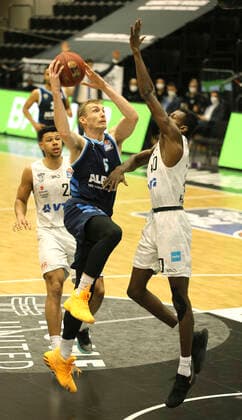 Niels Giffey ( ALBA) wirft gegen Zac Cuthbertson ( Towers ) Basketball Herren Bundesliga am Di. 23.03.2021 Hamburg Towers - ALBA Berlin