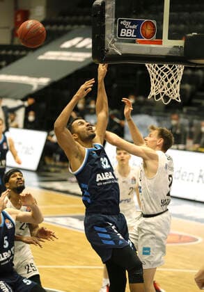 Johannes Thiemann ( ALBA) wirft gegen Maik KOTSAR ( Towers ) Basketball Herren Bundesliga am Di. 23.03.2021 Hamburg Towers - ALBA Berlin